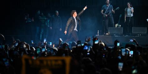 Presidente de Argentina Javier Milei canta durante la presentación de