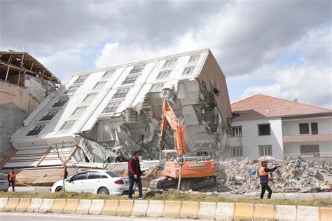 Depremde camları dahi kırılmadan yan yatan bina Yıkıma başlandı