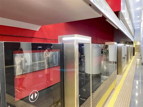 Sistema de plataforma de porta automática em uma nova estação de metrô