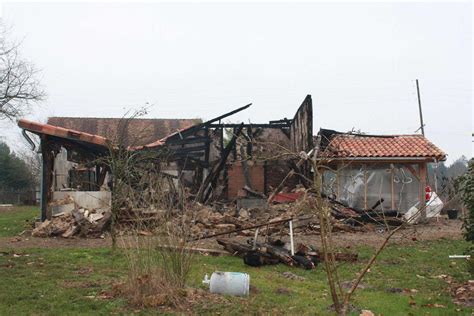 Une Maison D Truite Par Le Feu