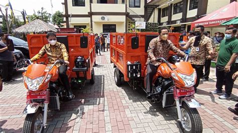 Walkot Tangerang Serahkan Unit Bentor Pengangkut Sampah Foto