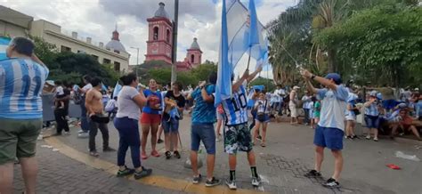 Festejos En La Plaza Los Catamarqueños Se Hicieron Escuchar Tras El Triunfo De La Selección