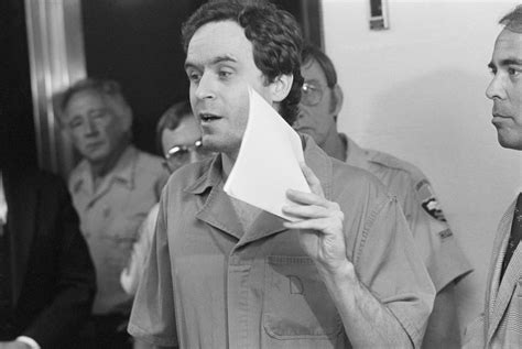 Conheça A História De Ted Bundy Um Dos Mais Famosos Serial Killers Dos Eua Notícias Em Extras