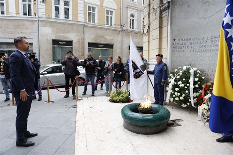 FOTO Položeni vijenci na spomen obilježje Vječna vatra