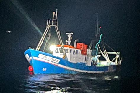 Barco De Pesca Naufragou Ao Largo De Olh O Quatro Pessoas Resgatadas