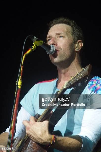 Chris Martin Singing Photos and Premium High Res Pictures - Getty Images