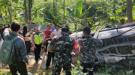 Mobil Pikap Angkut Rombongan Kondangan Di Brebes Terjun Ke Jurang 2 Tewas