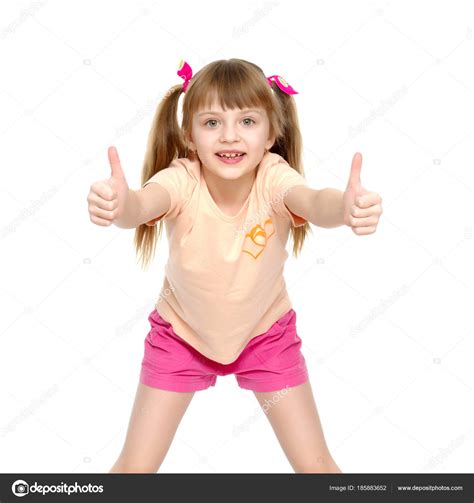 Niña sosteniendo su pulgar hacia arriba fotografía de stock