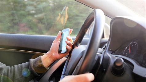 Os Impactos De Dirigir Fazendo O Uso De Celular Ao Volante Velsis