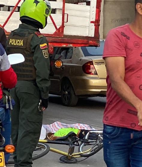 Vendedor De Loter As Muri Arrollado Por Un Cami N En La Calle De