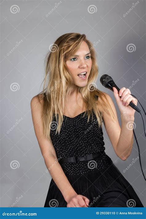 Blonde Frau Der Junge Recht Singen Stockfoto Bild Von Beliebt Konzepte