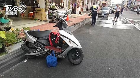 補教女師騎車載男童 橫切車道遭撞1死1傷 Tvbs Line Today