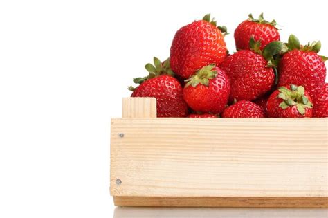 Fresas En Caja De Madera Aislado En Blanco Foto Premium