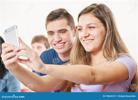 Dos Adolescentes Que Toman Un Selfie Imagen De Archivo Imagen De