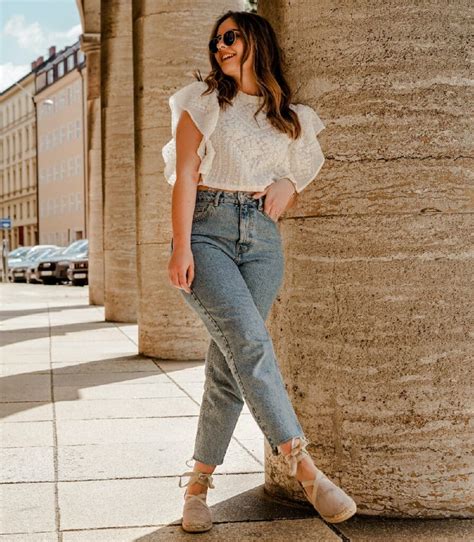 What Shoes To Wear With Mom Jeans 27 Shoe Options