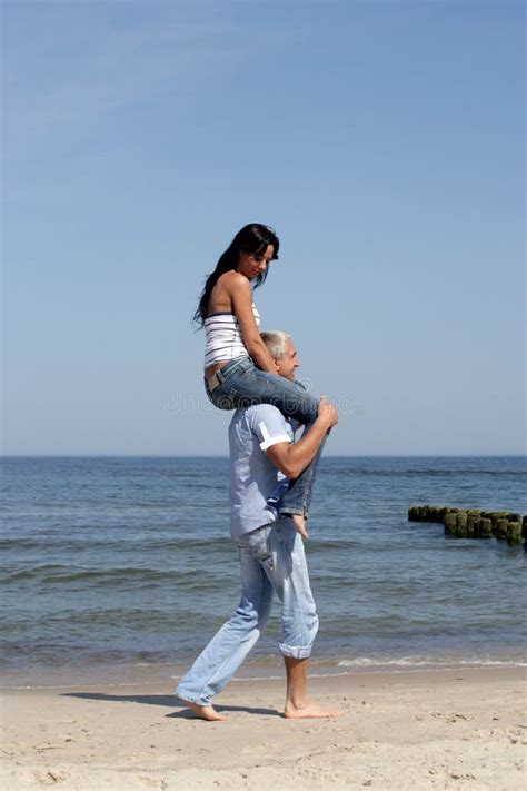 Guida Della Donna Sulle Spalle Dell Uomo Fotografia Stock Immagine Di