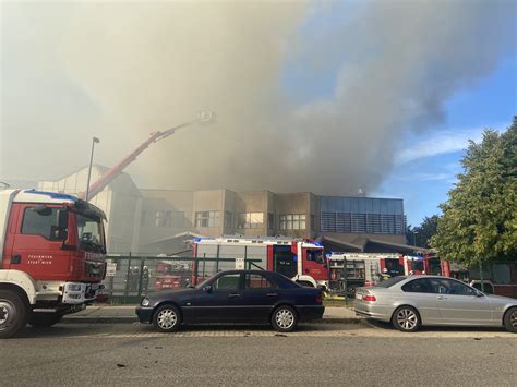 Riesige Rauchsäule über Wien Brand in Liesing kilometerweit zu sehen