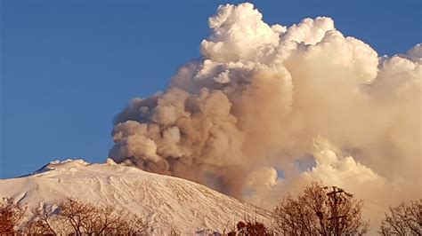 Etna Nuovo Parossismo In Corso Forti Boati Maestosa Fontana Di Lava