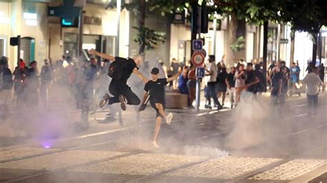 Krawall Nacht In Frankreich Randalierer Rammen Haus Von B Rgermeister