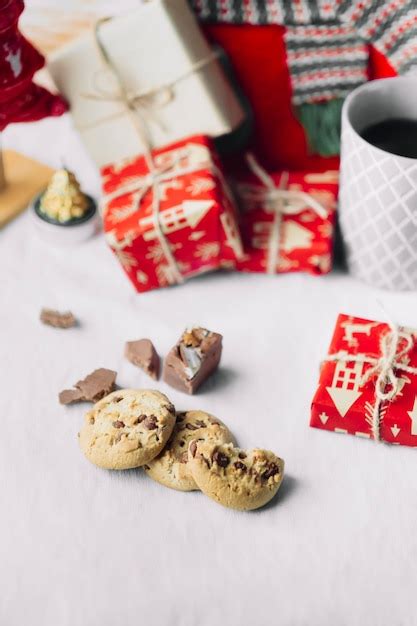 Biscoitos pequenas caixas de presente na mesa Foto Grátis