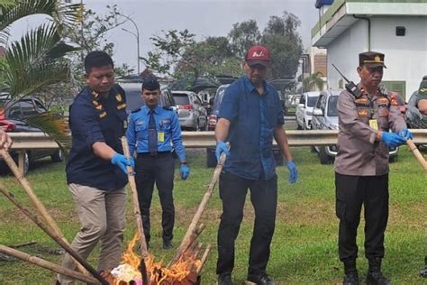 Bandara SMB II Palembang Musnahkan Ribuan Barang Bukti Tertinggal Dan