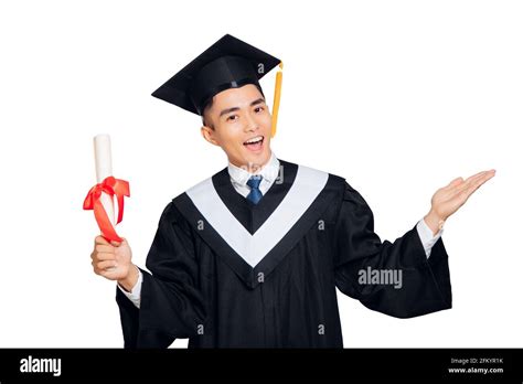 Hombre Joven Con Bata De Graduaci N Negra Y Gorra Sosteniendo Un