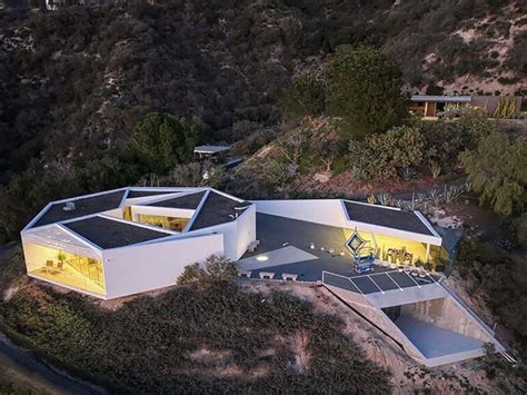 El bajista de los Red Hot Chilli Peppers vende su espectacular mansión HMS Horas minutos y