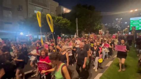 Cientos de personas protestan en Tel Aviv contra la gestión del