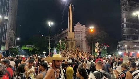 Em Dia De Entrega Da Ta A De Campe O Brasileiro Torcedores Do Atl Tico