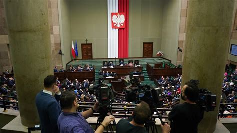 Sondaż KO na czele z wyraźną przewagą nad PiS