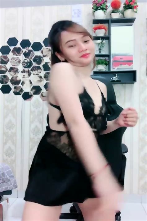 Asian Girl With Black Lingerie Masturbation