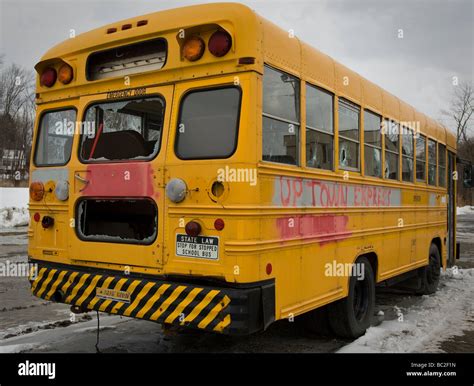 An abandoned old school bus Stock Photo - Alamy