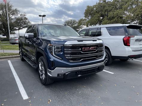 2022 Sierra SLT Refresh on my dealer lot : r/gmcsierra