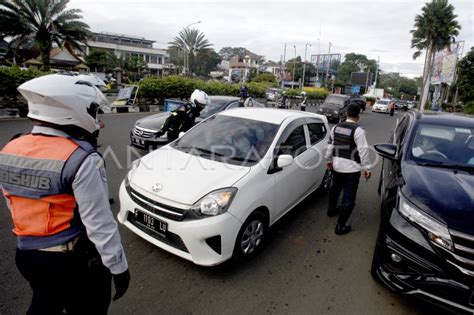 PEMBERLAKUAN GANJIL GENAP DI JALUR WISATA PUNCAK ANTARA Foto