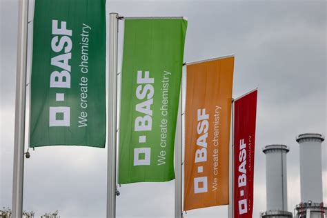 Basf Gewinn Bricht Ein Umsatz Fällt Um Mehr Als Fünftel