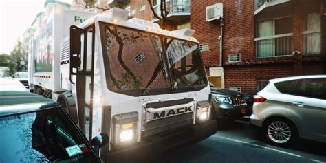 Mack debuts electric garbage truck, will test in NYC next year | Electrek