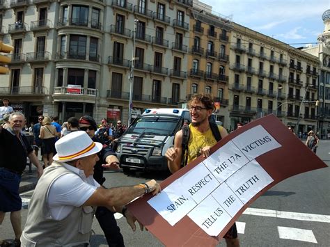 Enfrentamientos En Barcelona Con Gritos A Favor Y En Contra Del Rey Y