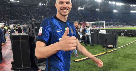 Juventus Possibile Interesse Per Dzeko Come Vice Vlahovic Piace