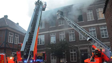 Stade Feuer in Altstadt richtet großen Schaden an