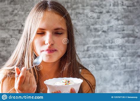 Menina Moreno Do Adolescente Novo Cabelo Longo Que Come O Gelado No