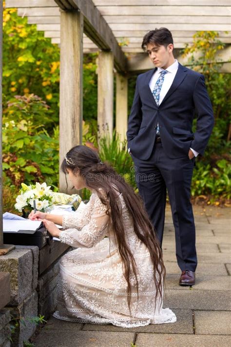 Novio Con Traje De La Marina Viendo El Certificado De Boda De La Novia