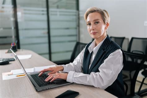 Premium Photo Portrait Of Elegance Middleaged Businesswoman Executive