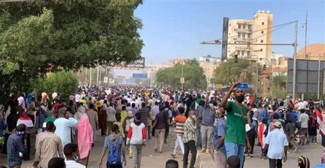 الشرطة تفرق حشود من المتظاهرين حاولوا الوصول الي محيط القصر الجمهوري