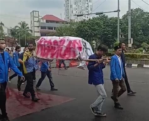 Hujan Bubarkan Demo Mahasiswa Tolak Kenaikan Bbm Di Palemban