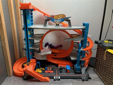 Гараж трек з акулою Hot Wheels City Ultimate Garage грн