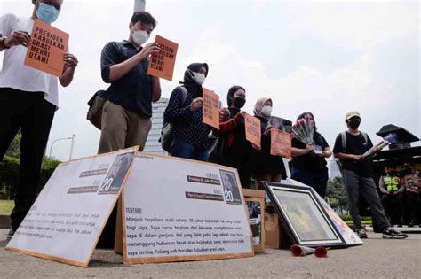 FOTO Aksi Teatrikal Dukung Pemberian Grasi Ke Terpidana Mati Kasus