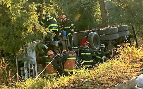 Motorista morre e ajudante fica ferido após caminhão tijolos tombar