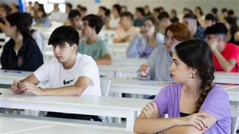 Casi 500 Estudiantes De La Provincia De Sevilla Se Examinan De La PEvAU