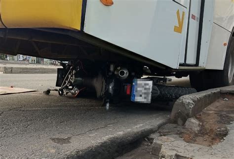 Moto Para Embaixo De Nibus Ap S Batida Em Avenida De Salvador E