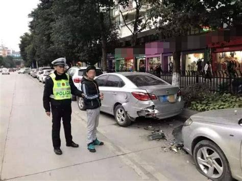 汽车停在路边被撞，报警还是找保险？第一个电话打不对很吃亏搜狐汽车搜狐网